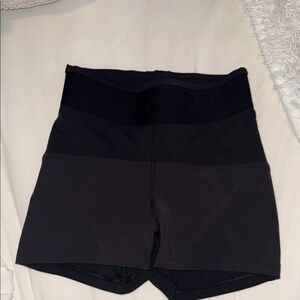 LULULEMON size 4 tight work out shorts